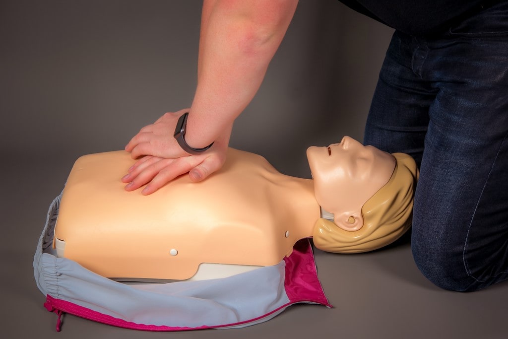 Herzdruckmnassage in einem Erste-Hilfe-Kurs
